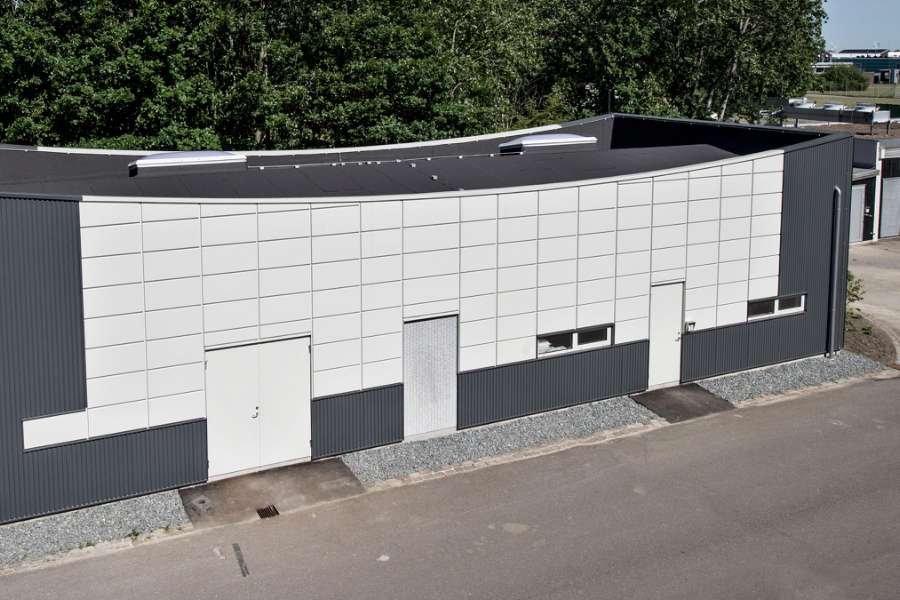 Tolle Mischung aus zwei Profilen an einer Lagerhalle, Naviair Allé 1, 2770 Kastrup